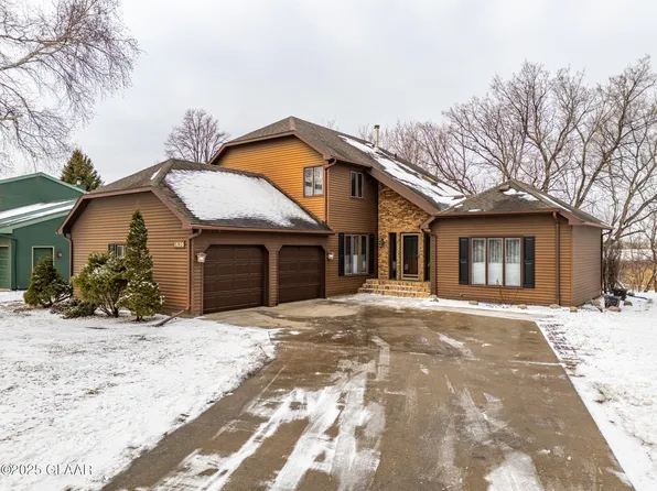 1820 S 38th St, Grand Forks, ND 58201