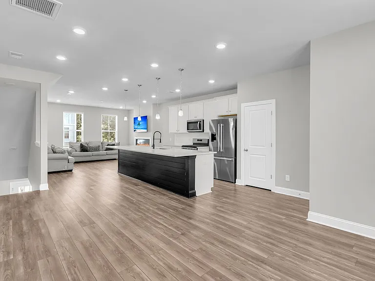 1247 Tice Ln — Photo 6