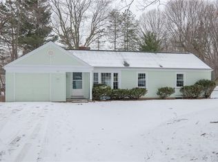 16 Falling Creek Rd, Pittsford, NY 14534