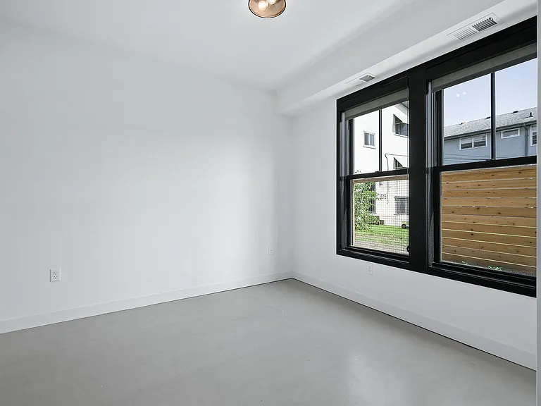 Laurel Apartments — Photo 17