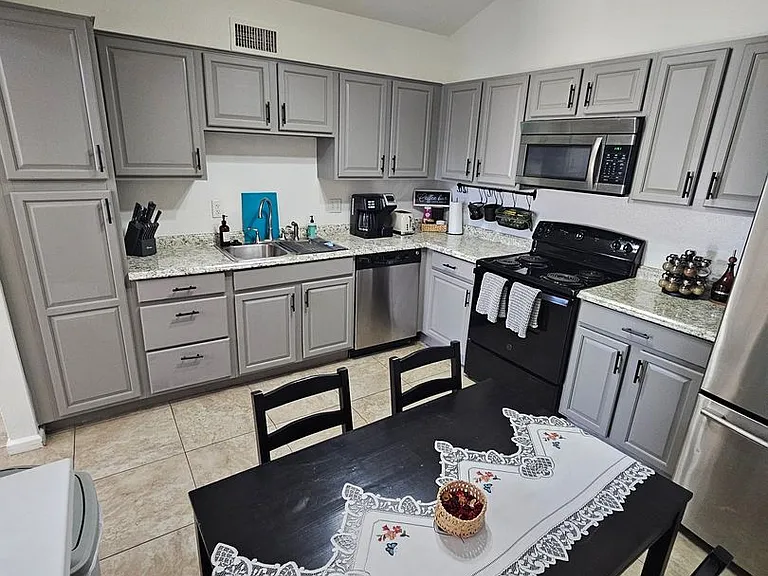 712 N Santa Barbara #1 — Photo 3
