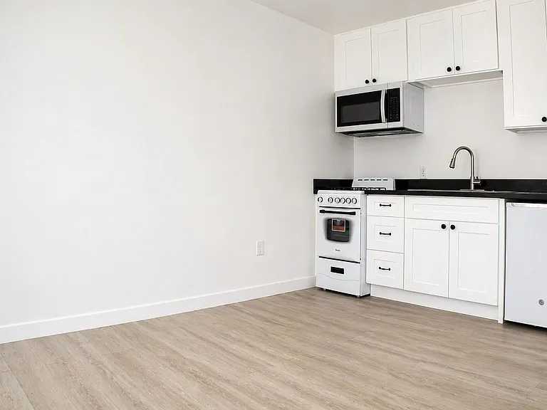 13437 Victory Blvd — Photo 2
