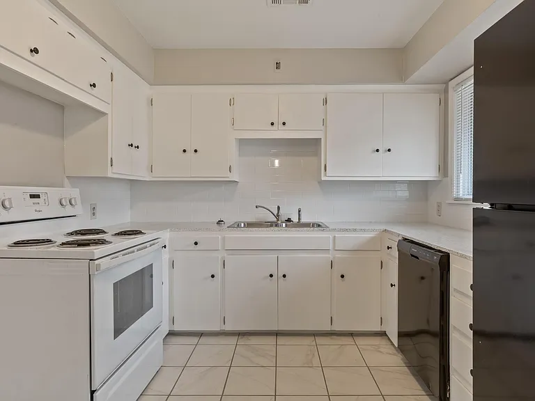 2406 S Yale Ave — Photo 8