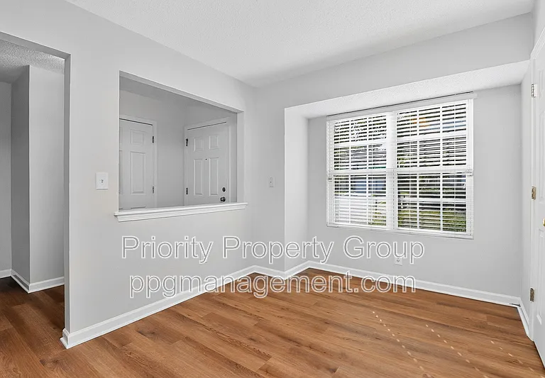 3204 Barons Court Rd — Photo 5