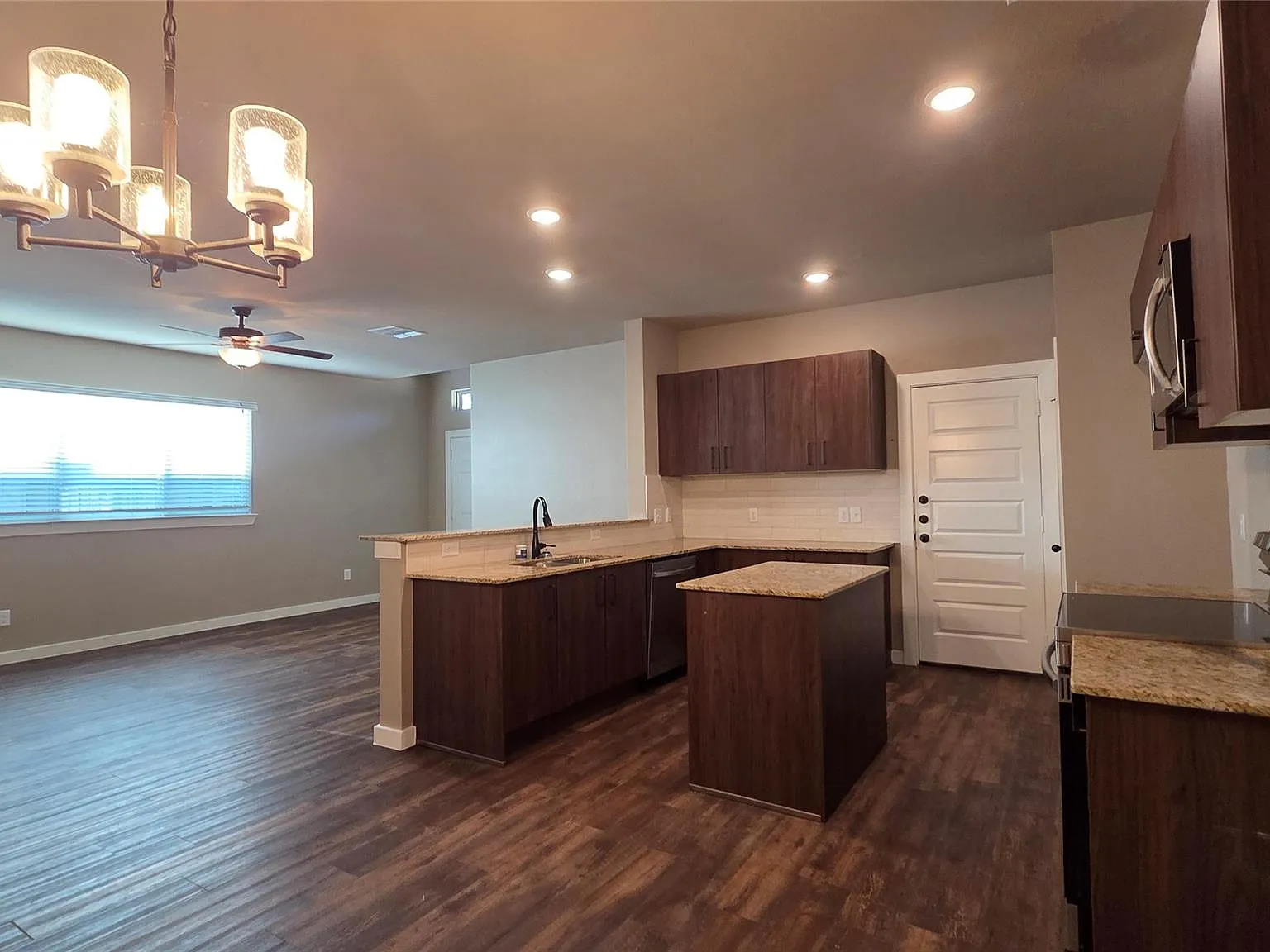 3 bed, 2.0 bath, 1302 sqft, $1,670 — Photo 4