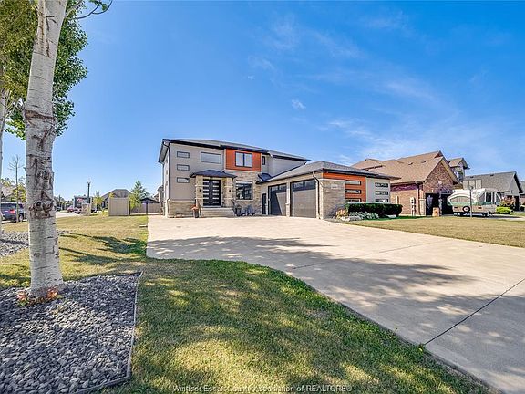 3rd image of 1140 Regency Cres