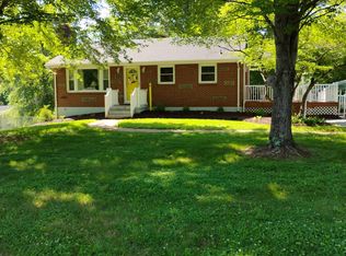 412 Oakwood Dr, Hurt, VA 24563