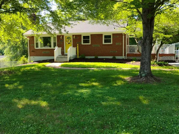 412 Oakwood Dr, Hurt, VA 24563