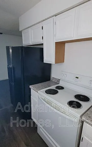 711 N 70th Ter — Photo 13