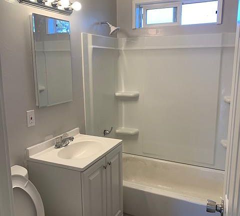 3rd image of 300 Glenn Dr APT B