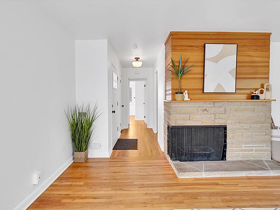 4th image of 810 Hillcrest Ave