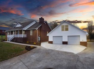 687 Privet Dr, Dandridge, TN 37725