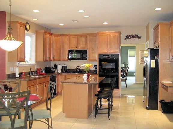 Kitchen w/new granite counters