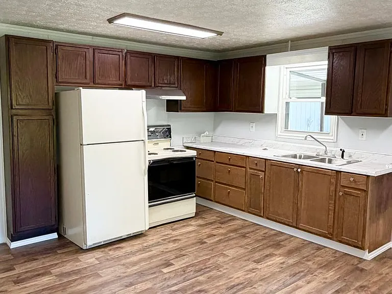 820 Emma Rd — Photo 3