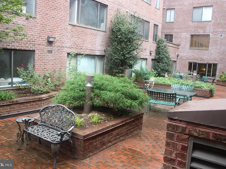 2307 Pennsylvania Ave NW #104 — Photo 17