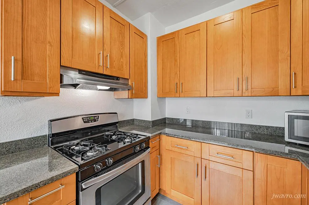 Bright Remodeled Inner Sunset Studio w/ HW Floors! — Photo 2