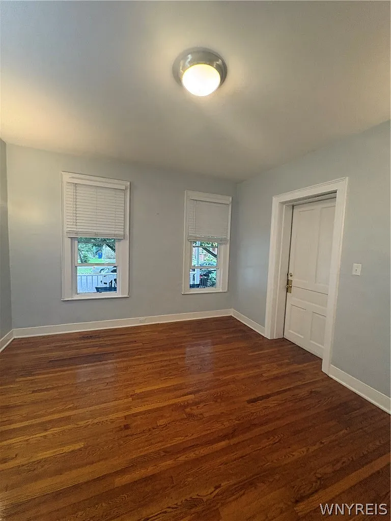 2 bed, 1.0 bath, 2353 sqft, $1,400 — Photo 4