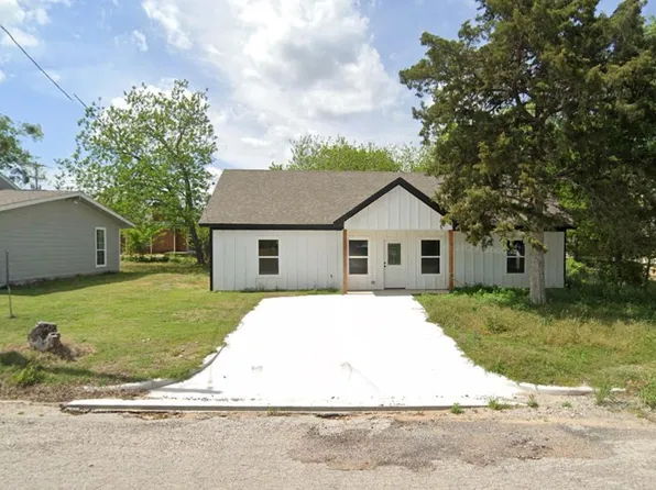 504 N Sanders St, Bowie, TX 76230