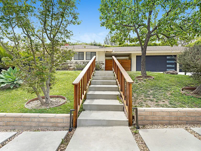 555 Amalfi Dr — Photo 38