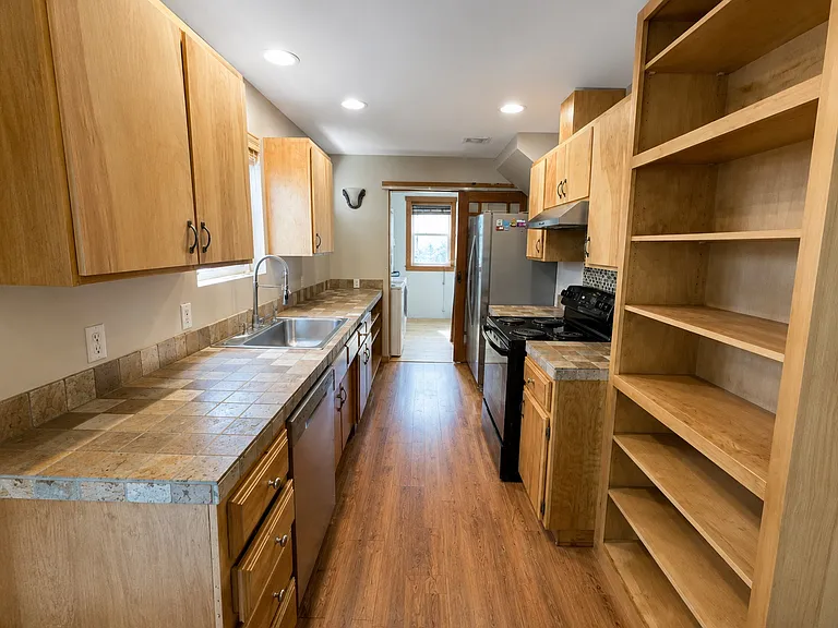 220 W Hersey St — Photo 4