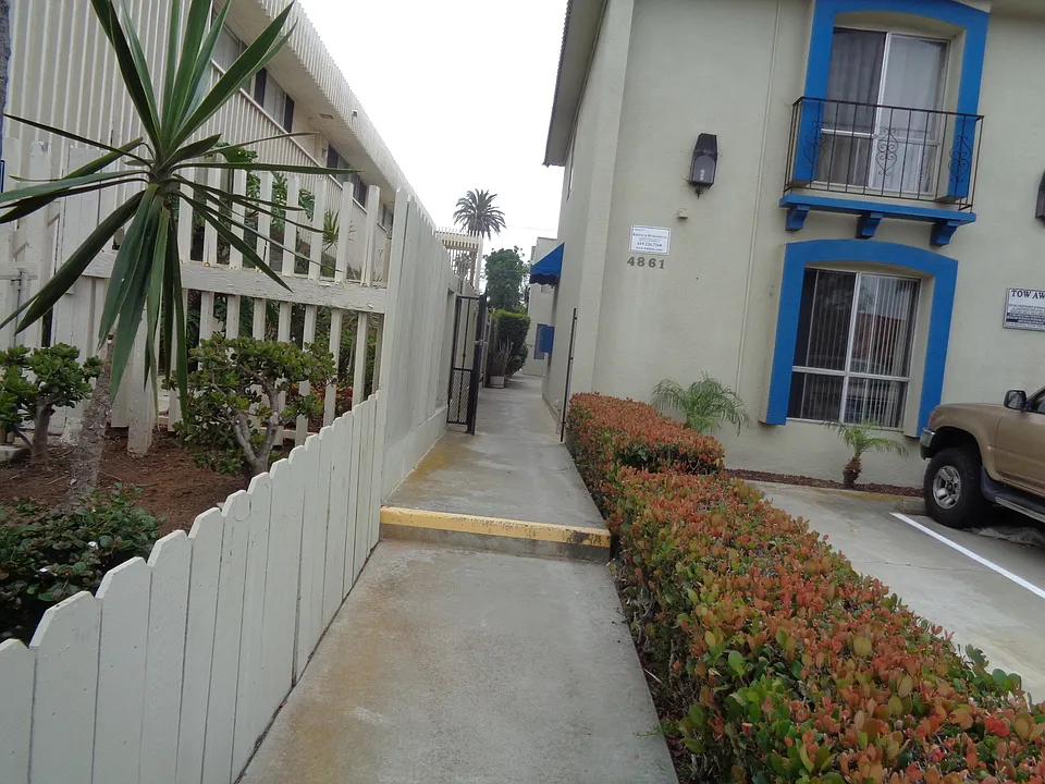 4861 Del Monte Ave