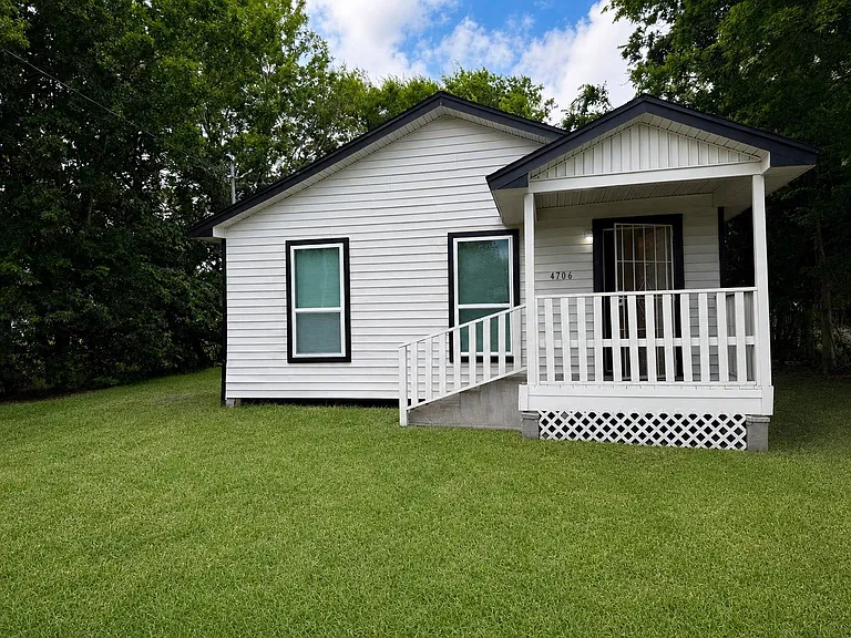 4706 N Wayside Dr — Photo 1