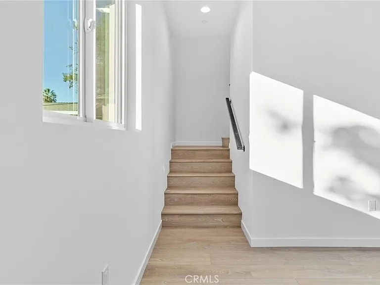 6846 Cedros Ave — Photo 11