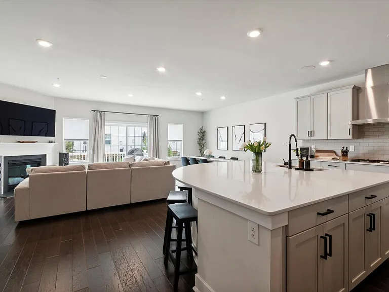 155 Livingston Ln — Photo 4