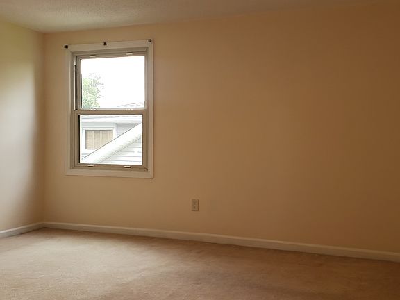 4th image of 430 Meadow Dr
