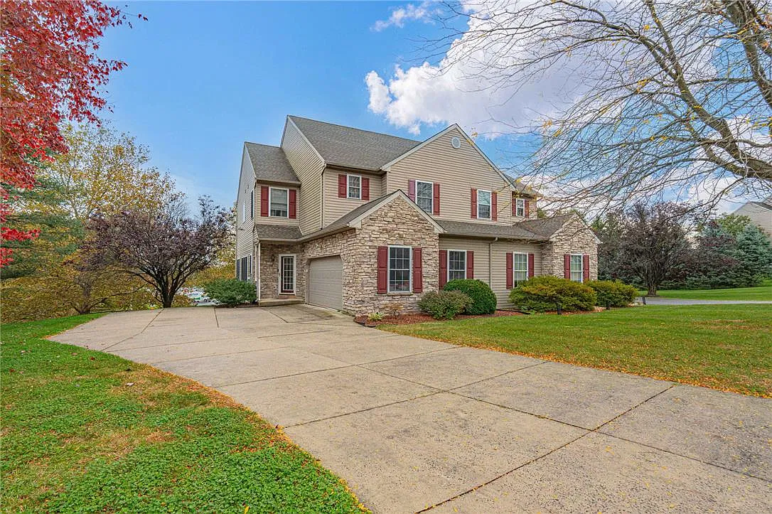 3 bed, 3.5 bath, 2840 sqft, $2,850 — Photo 2