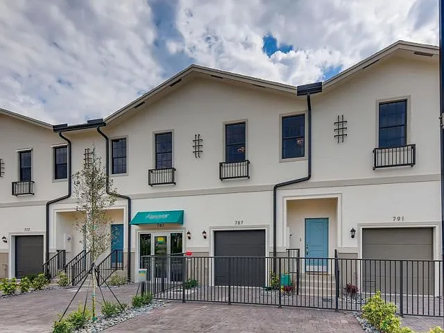 1181 SW 7th Ct