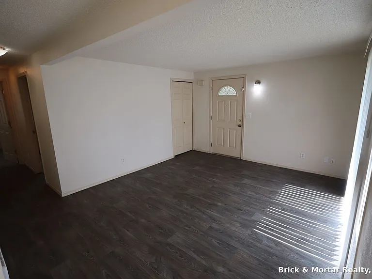 973 E Jefferson St #1-20 — Photo 3