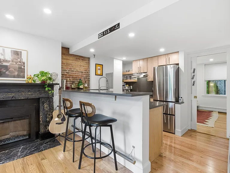 4 Derne St #2 — Photo 11