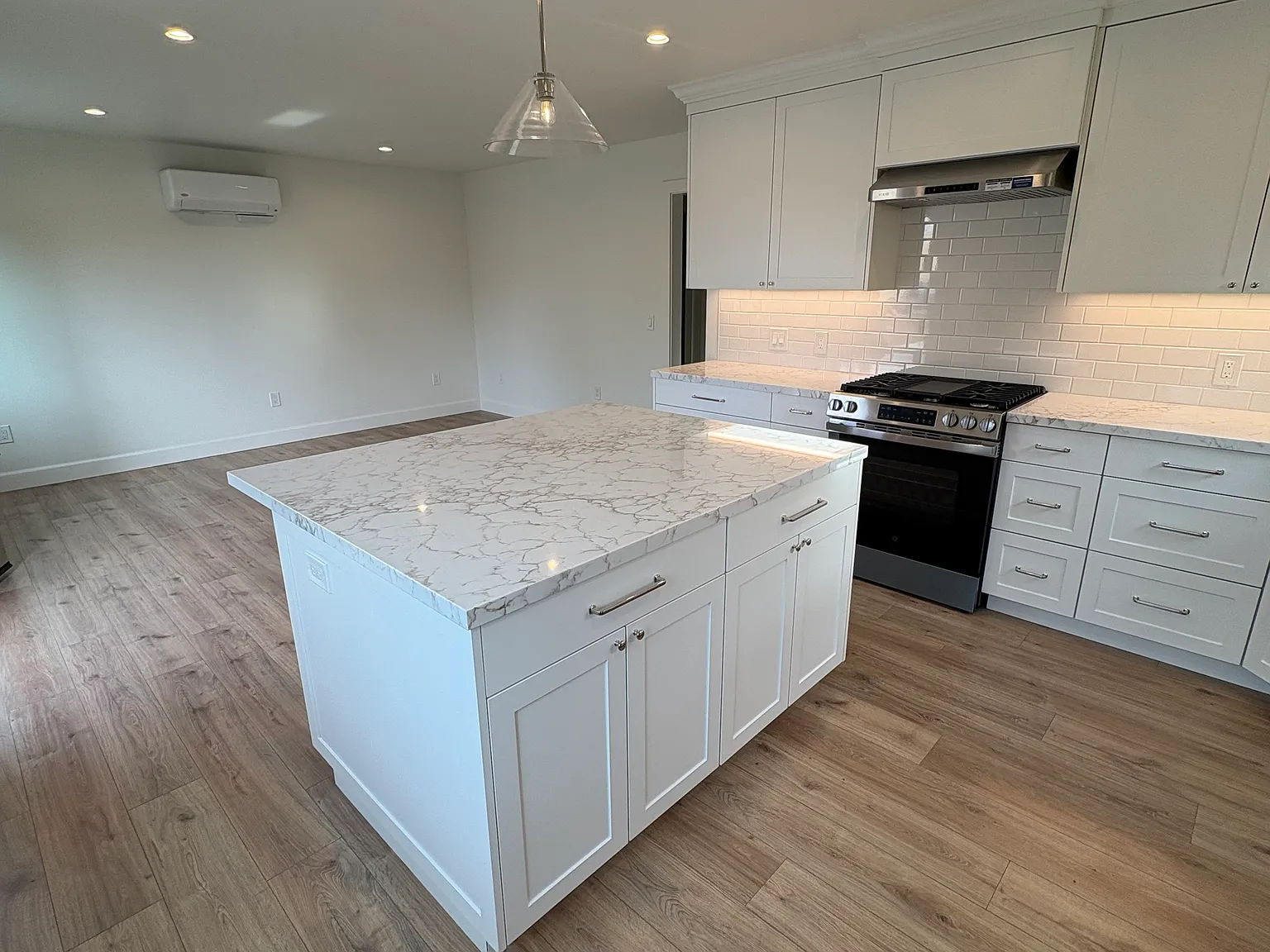 3 bed, 1060 sqft, $3,500 — Photo 4