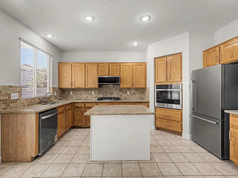 571 Kavanagh Pl — Photo 11
