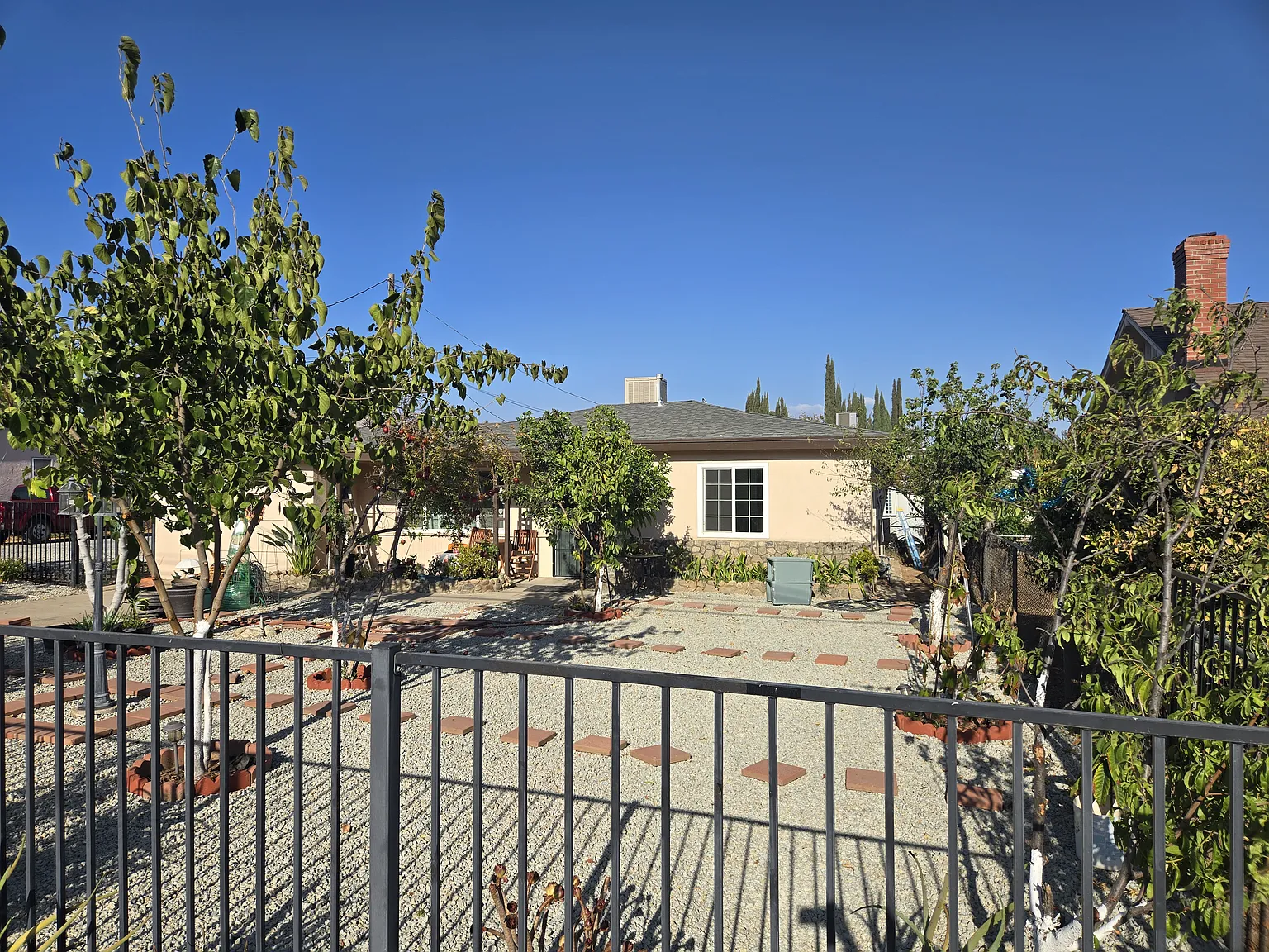 3 bed, 1000 sqft, $2,500 — Photo 3