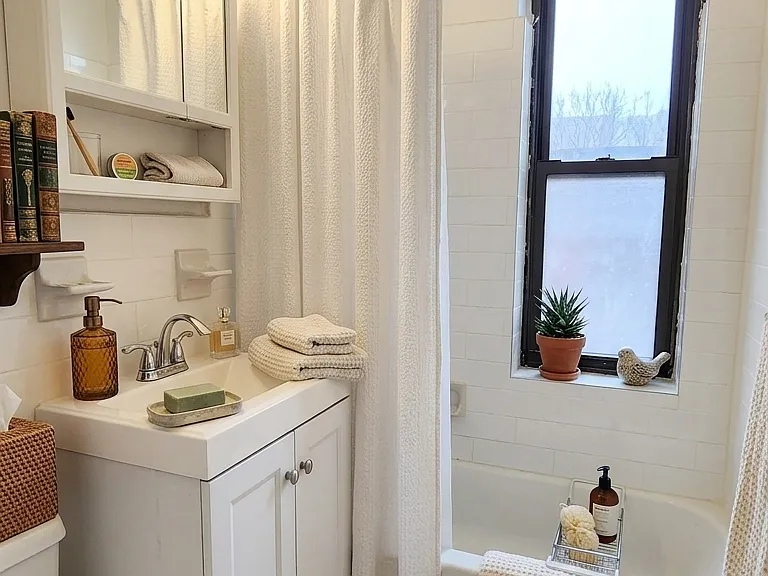 162 E 55th St #5C — Photo 4
