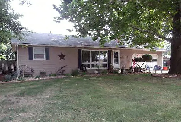 108 E South St photo 1