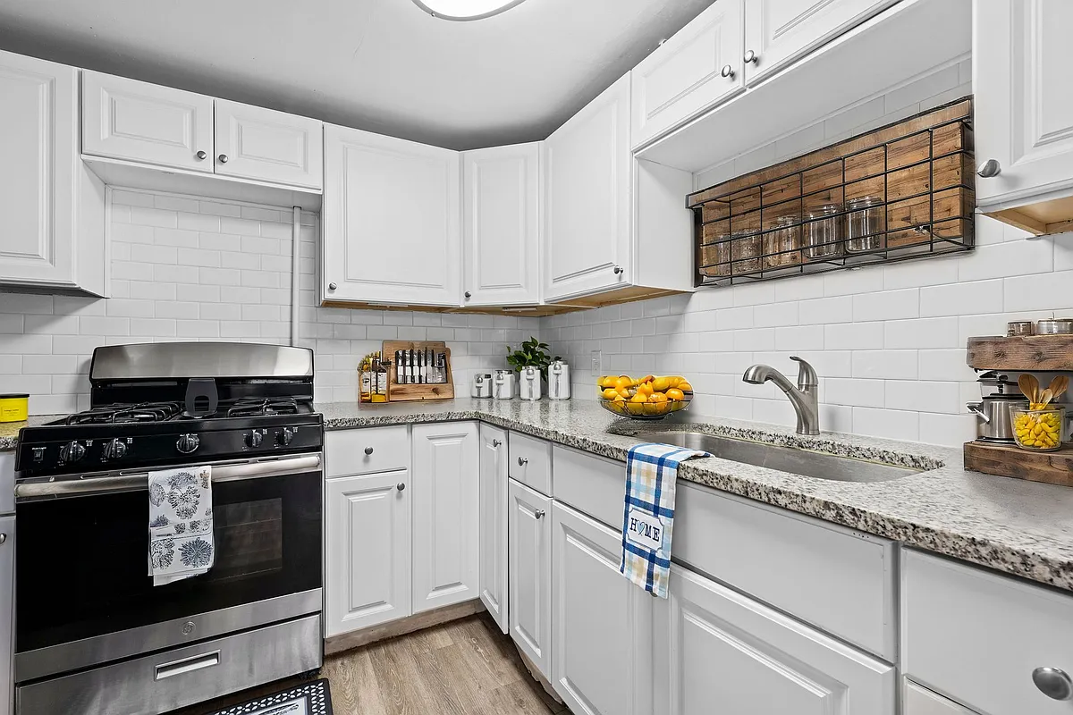 Building Photo - Mayfair - Remodeled Units - Must See!