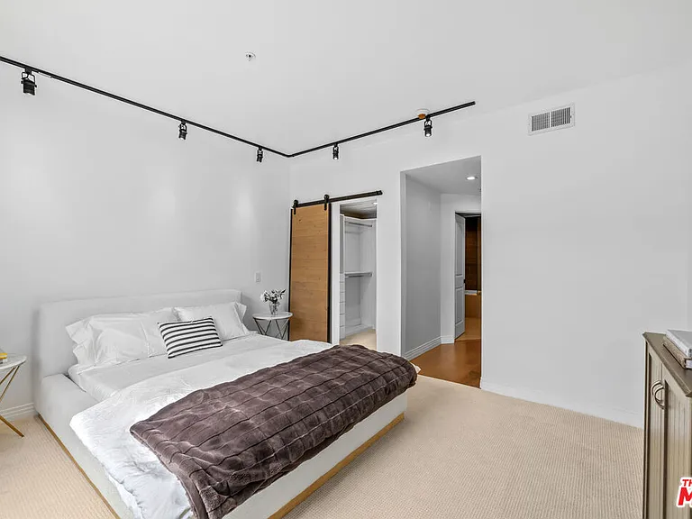 930 N Doheny Dr #317 — Photo 8