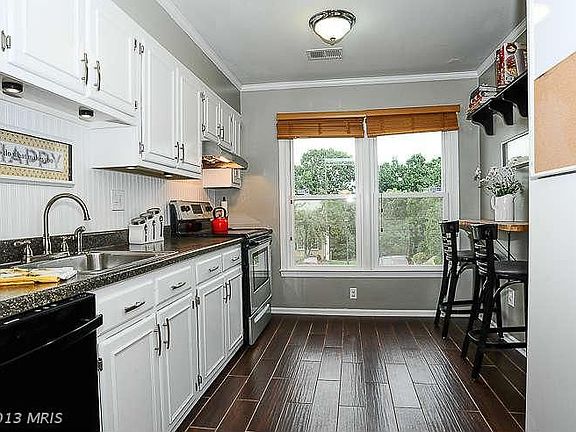 3rd image of 929 Sherwood Ct