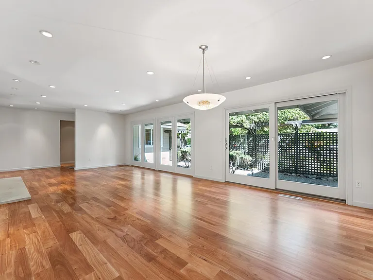 61 Bradley Ave — Photo 12