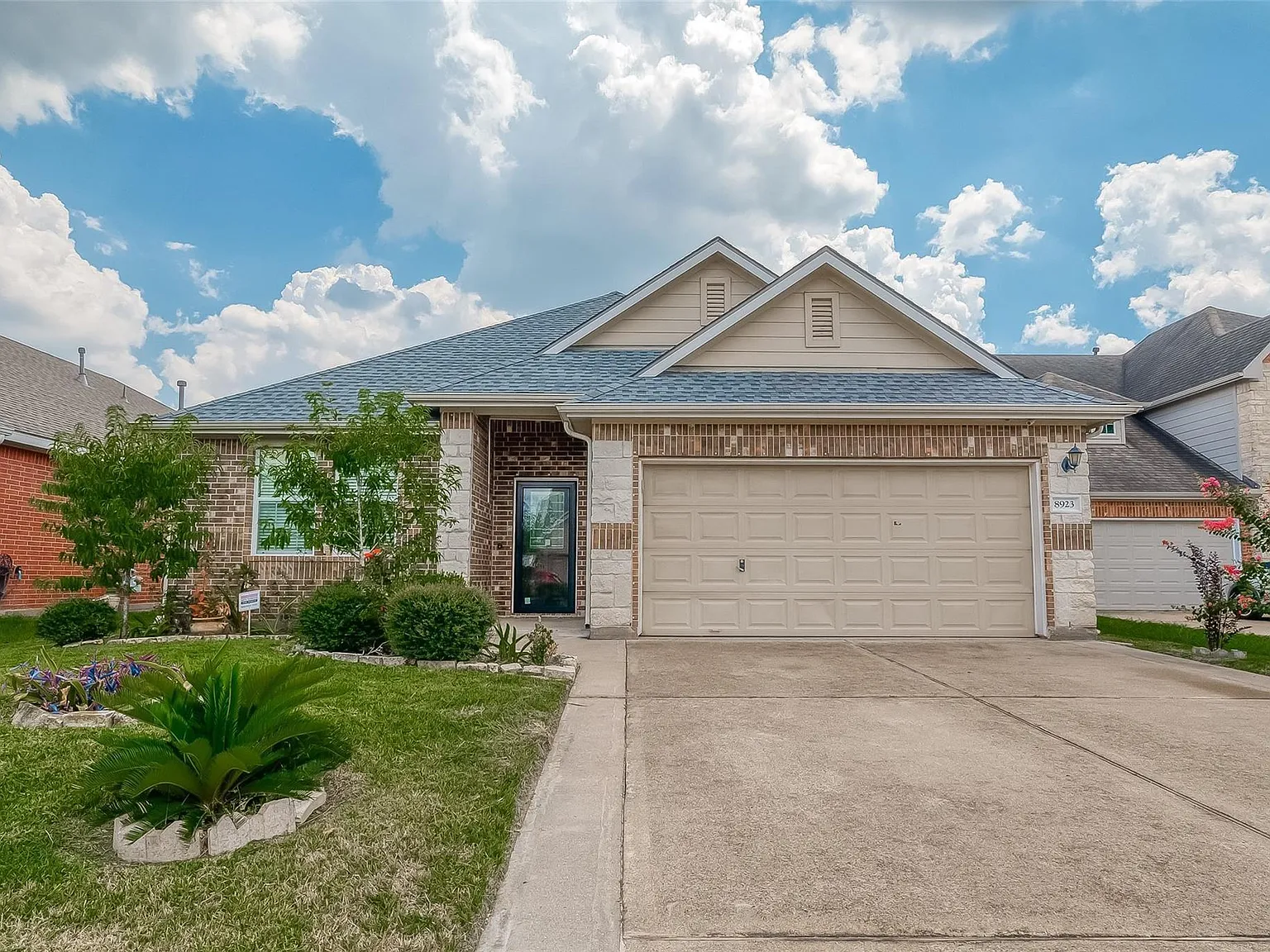 4 bed, 2.0 bath, 1892 sqft, $2,400 — Photo 3