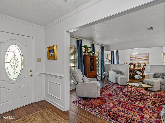 4th image of 328 Millcreek Dr