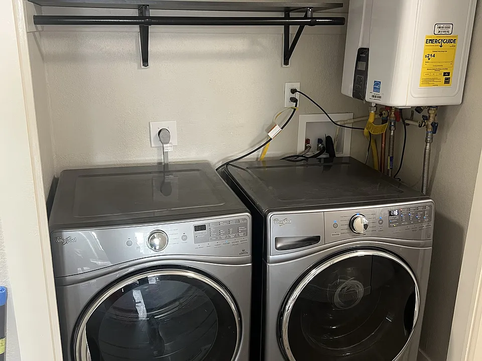 Laundry - Washer/Dryer Included