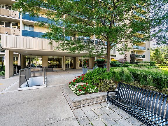 2nd image of 812 Burnhamthorpe Rd #1809