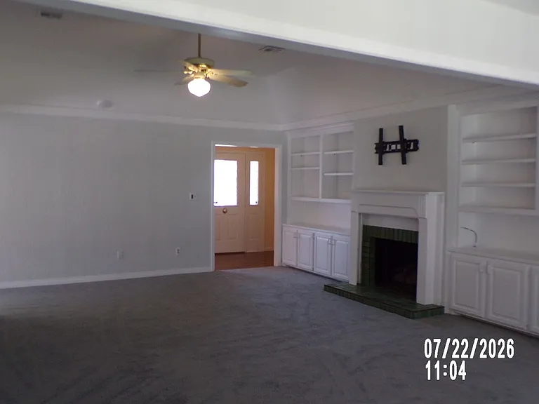 802 NW Seaton Pl — Photo 4