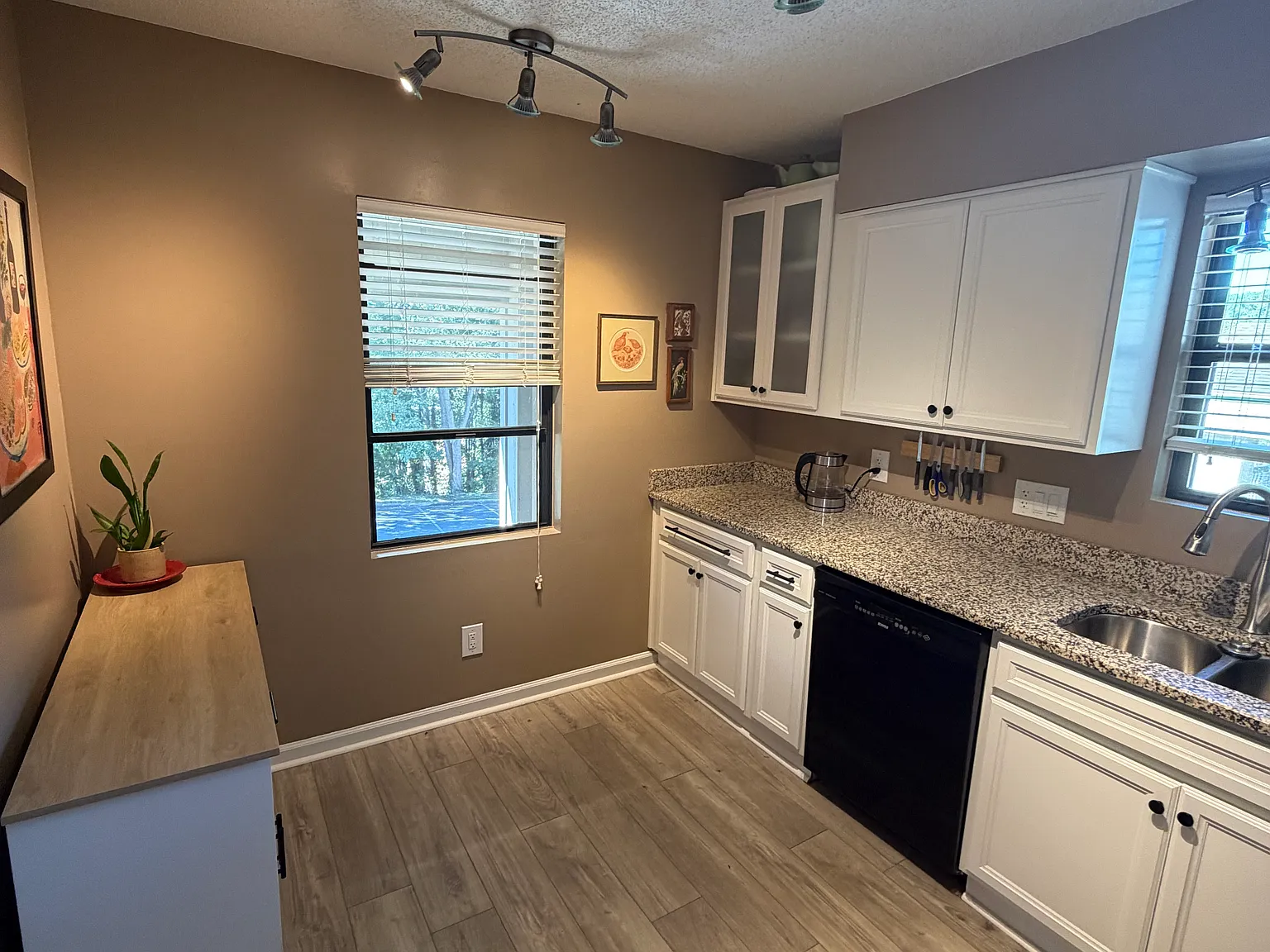 2 bed, 1200 sqft, $1,900 — Photo 3