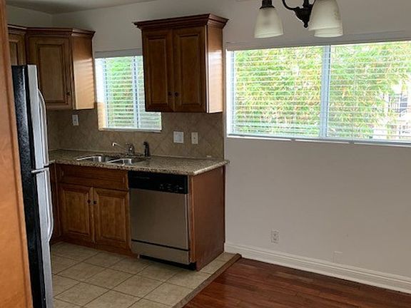 2nd image of 1622 S Beverly Glen Blvd APT 1