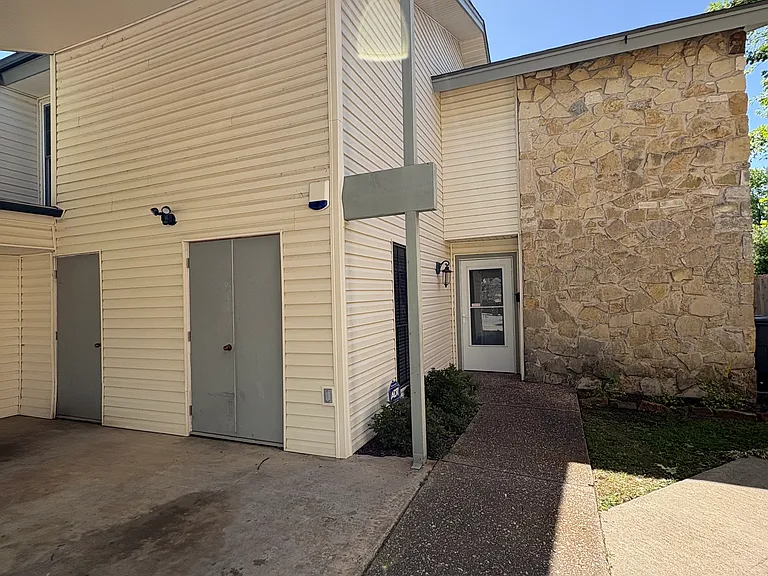 5535 E 48th Pl — Photo 2